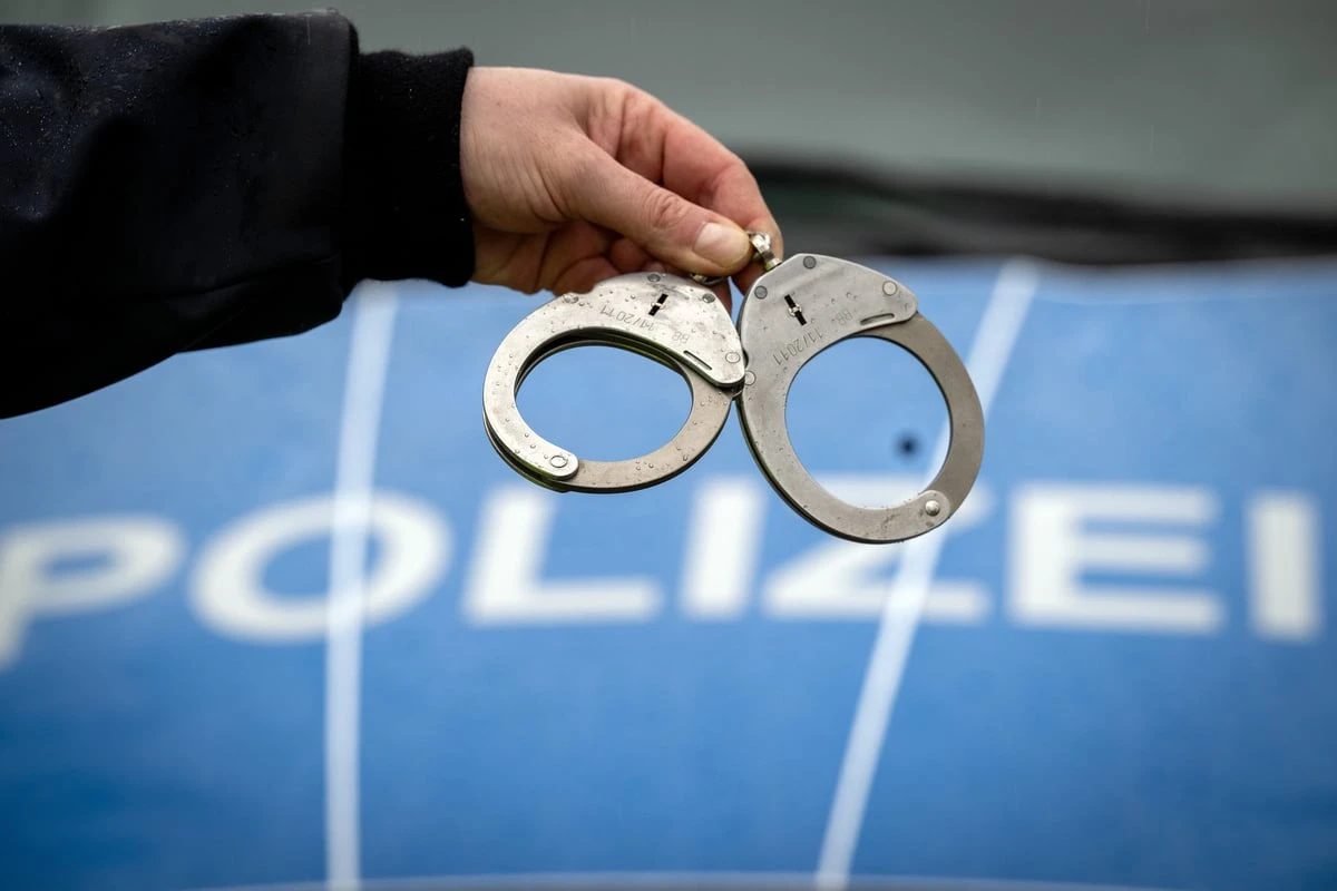 3.000 Euro für brutalen Polizeigriff: Berlin muss Opfer Schmerzensgeld zahlen!