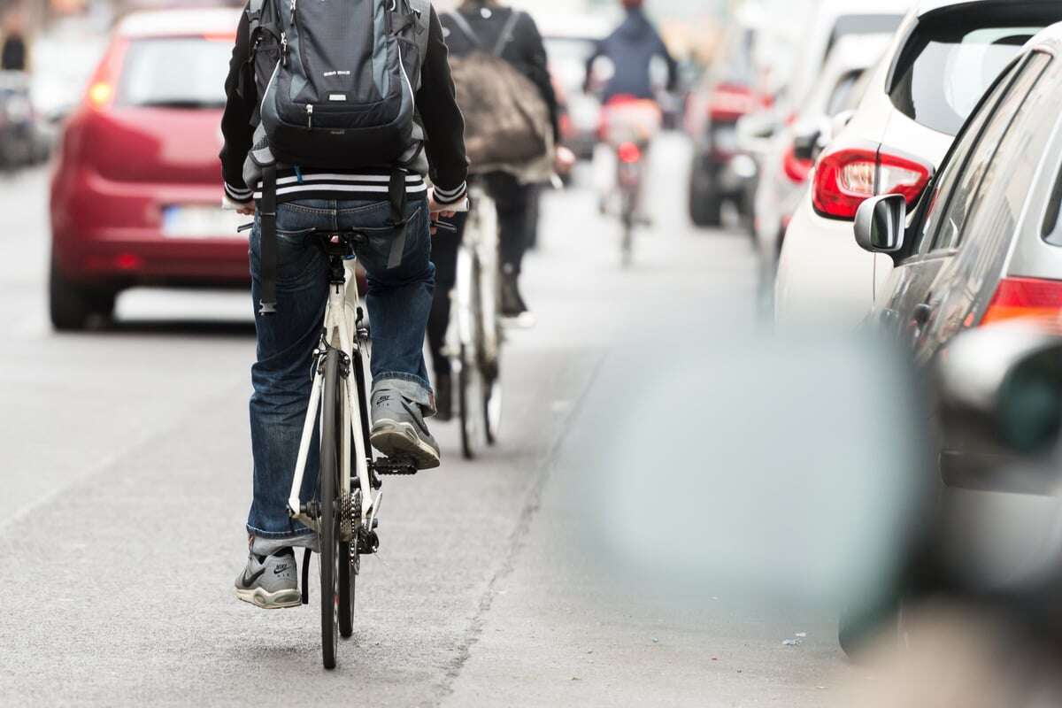 Fahrerin öffnet Autotür: Radlerin bei Unfall im Leipziger Westen schwer verletzt!