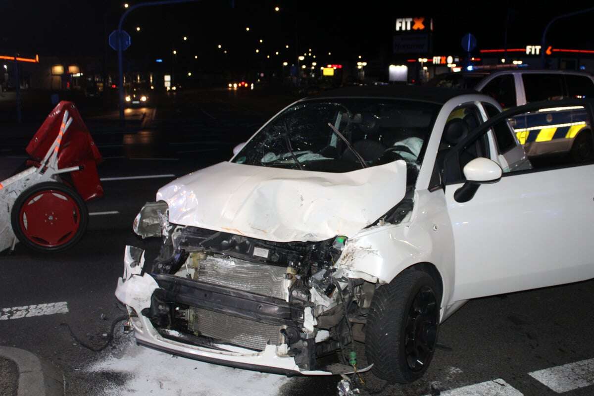 18-Jähriger übersieht Rettungswagen im Einsatz: Drei Personen verletzt