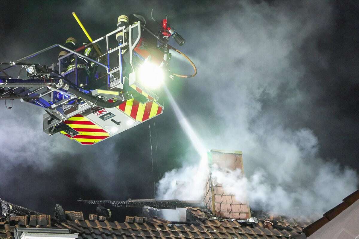 Dachstuhlbrand zerstört drei Häuser auf einmal: Mehrere Familien verlieren Zuhause