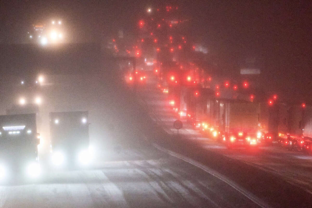 A3 nach Unfall für Stunden gesperrt: Sieben Fahrzeuge beteiligt, zwei Personen eingeklemmt