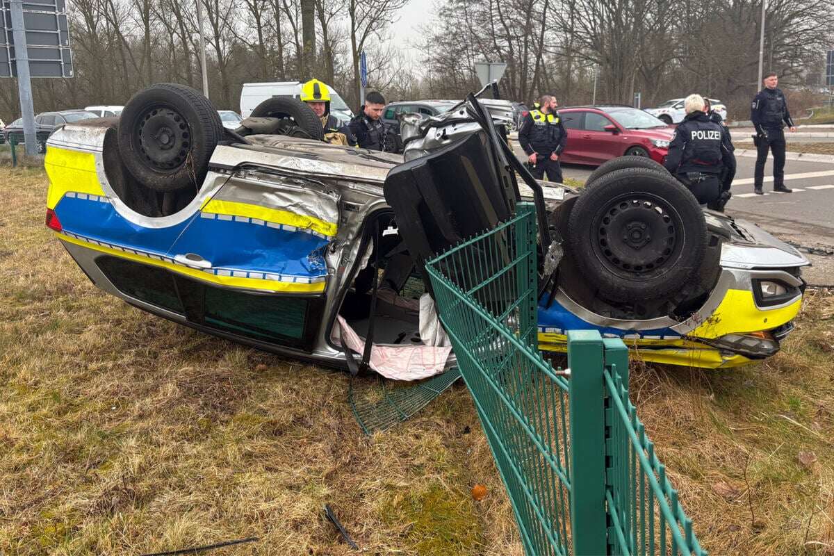 Schwerer Unfall: Streifenwagen überschlägt sich