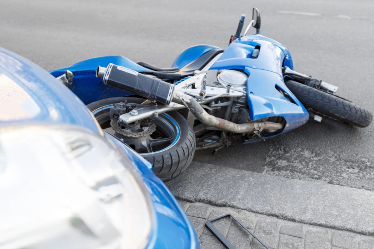 Gruppenausflug endet tragisch: Bikerin stirbt nach Frontalunfall