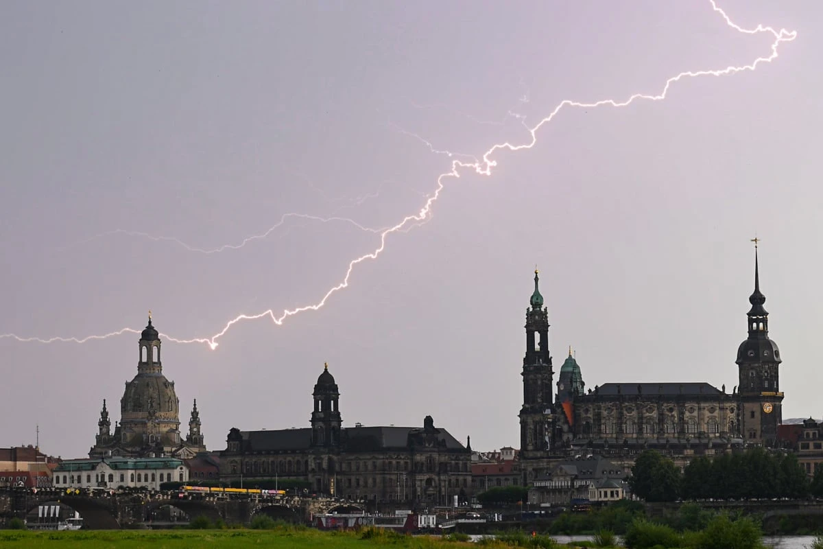 Hitzeblog für Dresden: Gewitter sorgt für entwurzelte Bäume und überflutete Straße