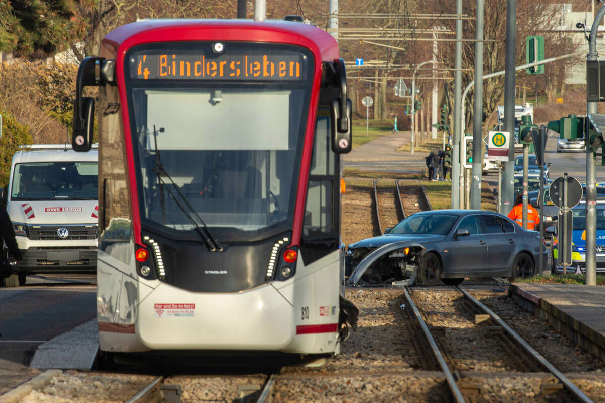 Unfall in Erfurt: Auto kollidiert mit Straßenbahn