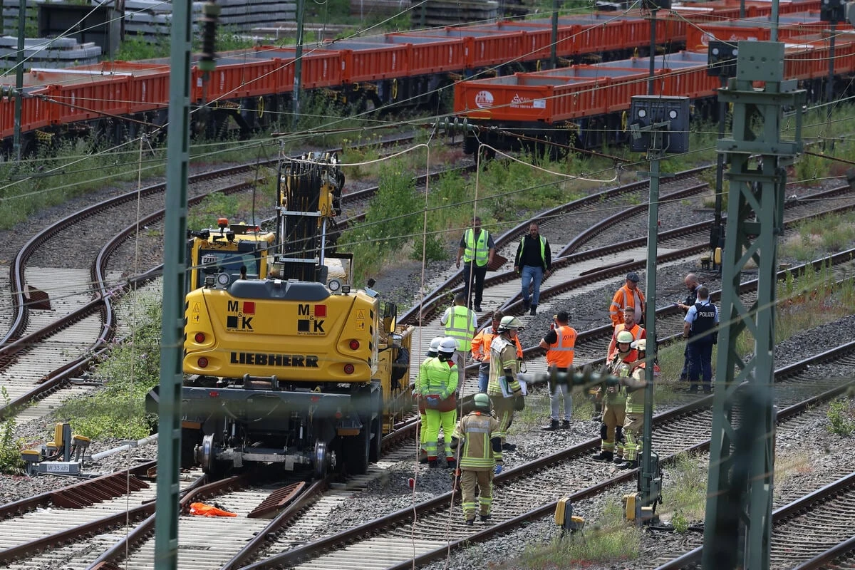 Unfall-Drama auf Bahnstrecke: Bagger trennt Gleisarbeiter Fuß ab