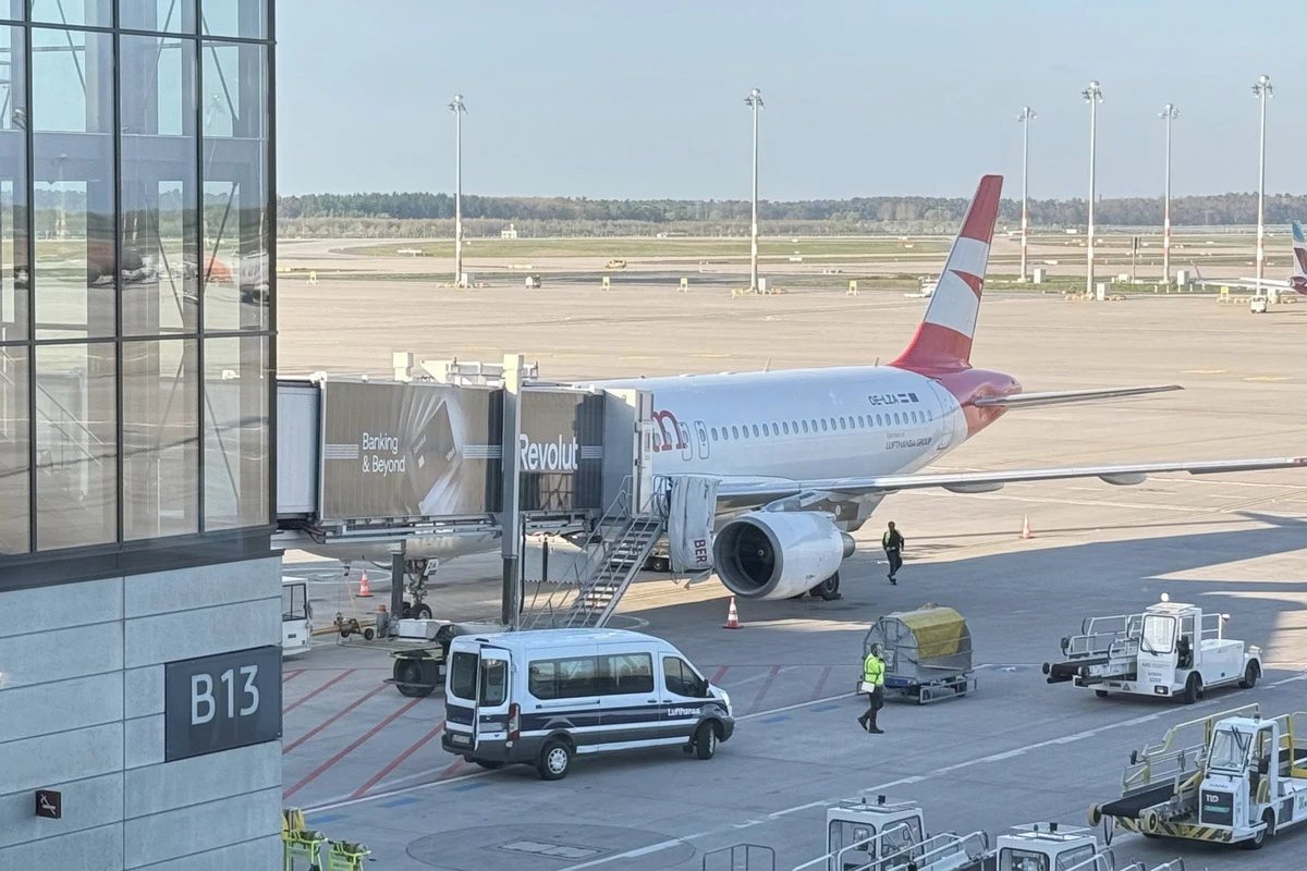 Er sollte abgeschoben werden: Mann randaliert in Flugzeug am BER, alle müssen raus