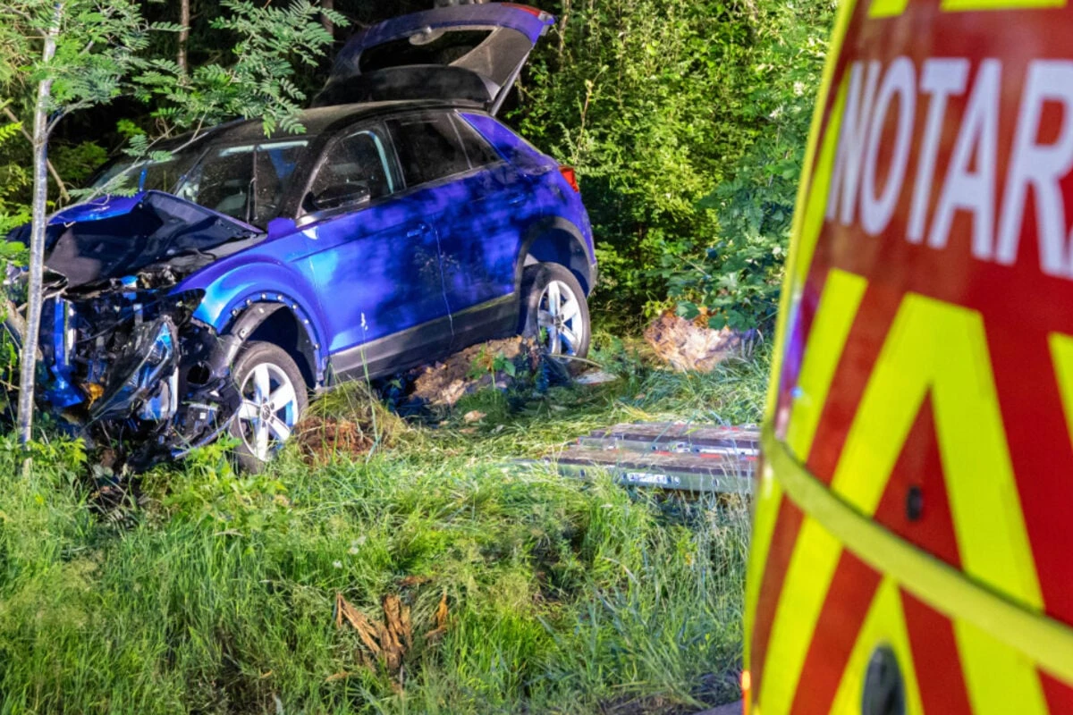VW kommt von Fahrbahn ab und kracht gegen mehrere Bäume