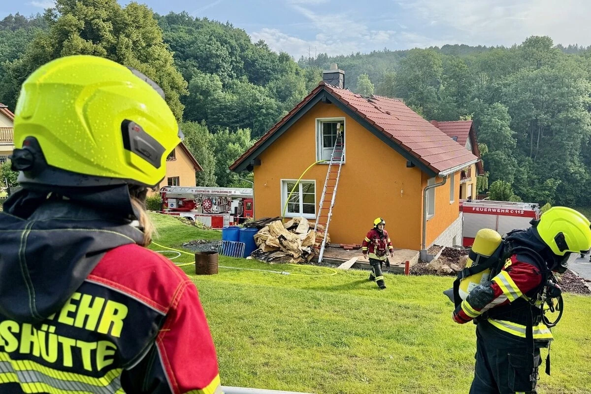 Noch ein Blitzeinschlag! Haus fängt Feuer, Bewohner versucht noch zu löschen