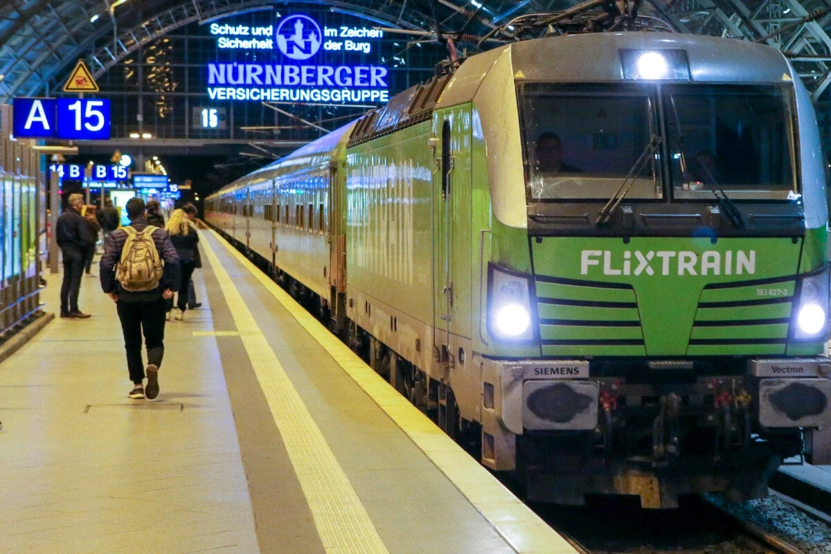 Flixtrain fährt früher als geplant ab - Reisende rennen zum Bahngleis, sind aber zu spät