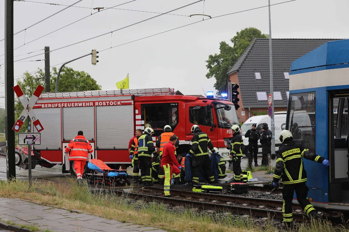 Erneut schwerer Straßenbahnunfall in Rostock! Senior stirbt nach Zusammenstoß