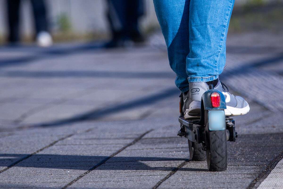 Getunter E-Scooter gestoppt: Geschwindigkeitstest sorgt für großes Staunen