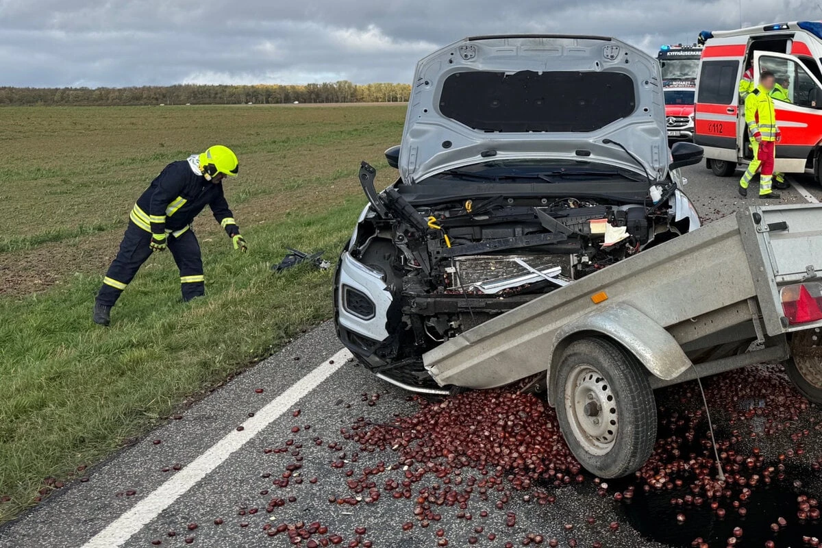Anhänger löst sich auf B249 und kracht in Gegenverkehr: VW-Fahrerin verletzt