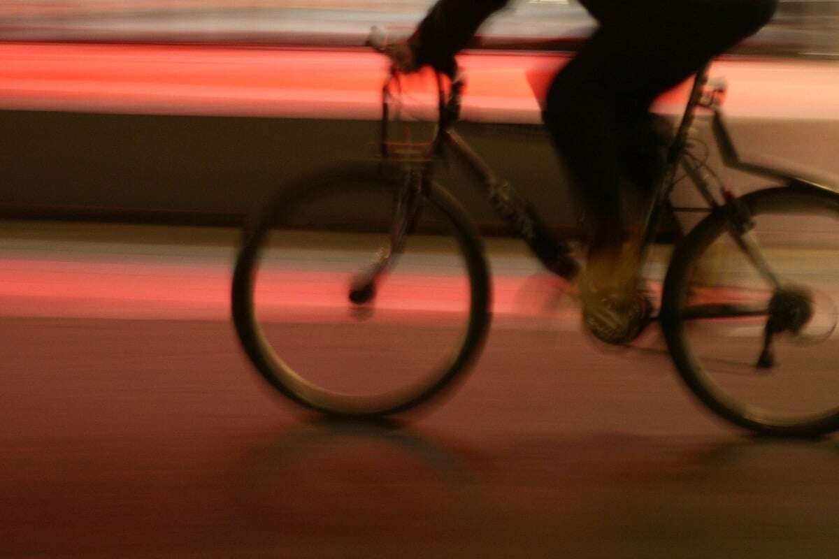 Er riss ihr die Tasche einfach aus der Hand: Radler bestiehlt 29-Jährige