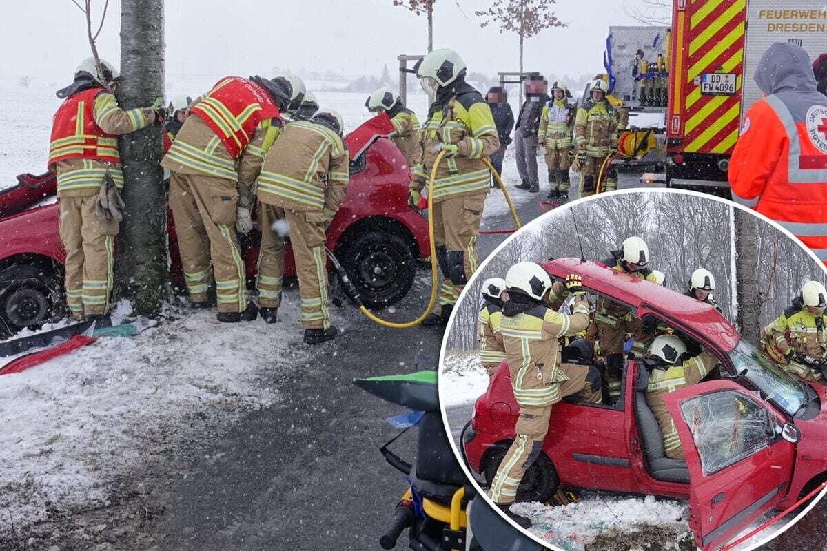 Gegen Baum geknallt: Feuerwehr muss jungen Fahrer aus Auto schneiden!