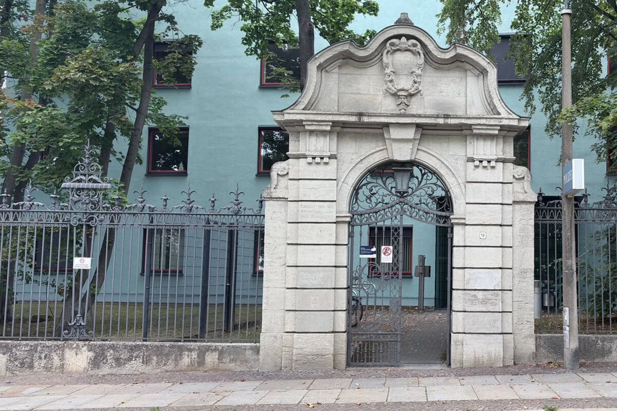 Plötzlich hören Beamte lauten Knall: Leipziger Polizei-Briefkasten gesprengt