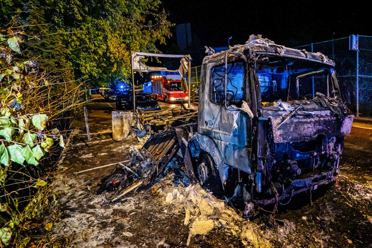 Lkw in Vollbrand: Feuerwehr Stuttgart rückt im Großaufgebot an!