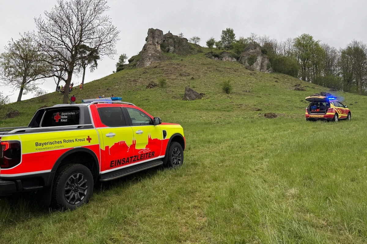 Frau stürzt über Felskante in die Tiefe und stirbt