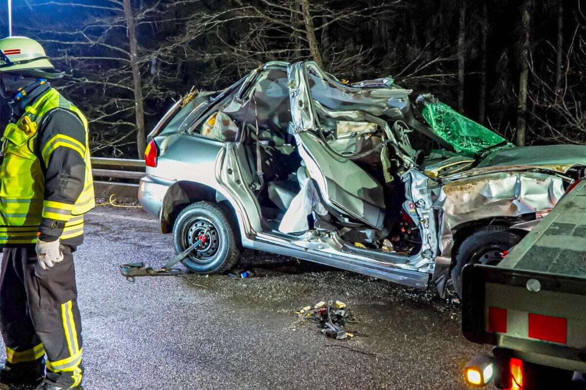 Auto überschlägt sich und knallt in Baum: Beifahrer stirbt an Unfallstelle