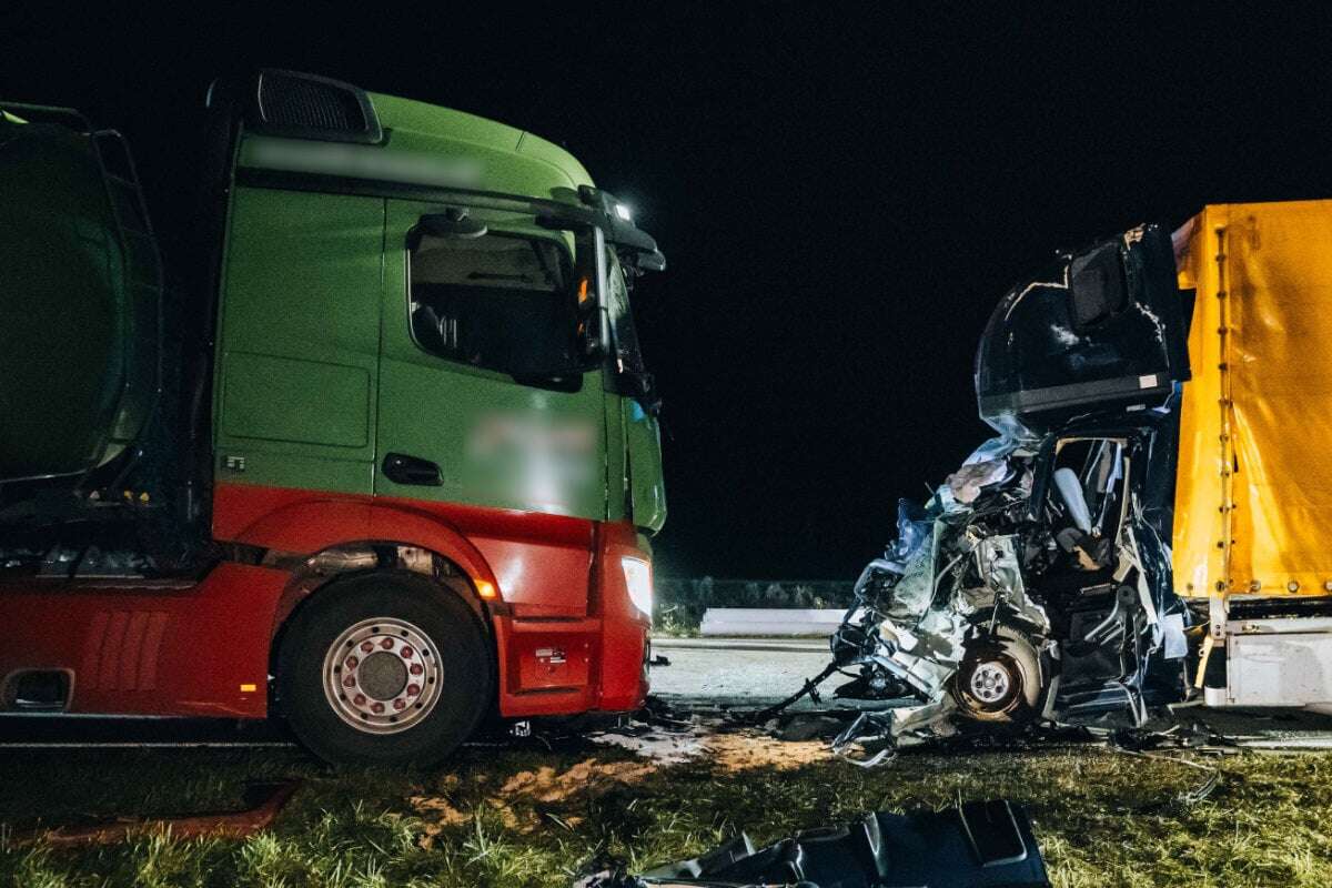 Motorblock kracht durch Fahrerkabine! Frontalcrash auf Bundesstraße