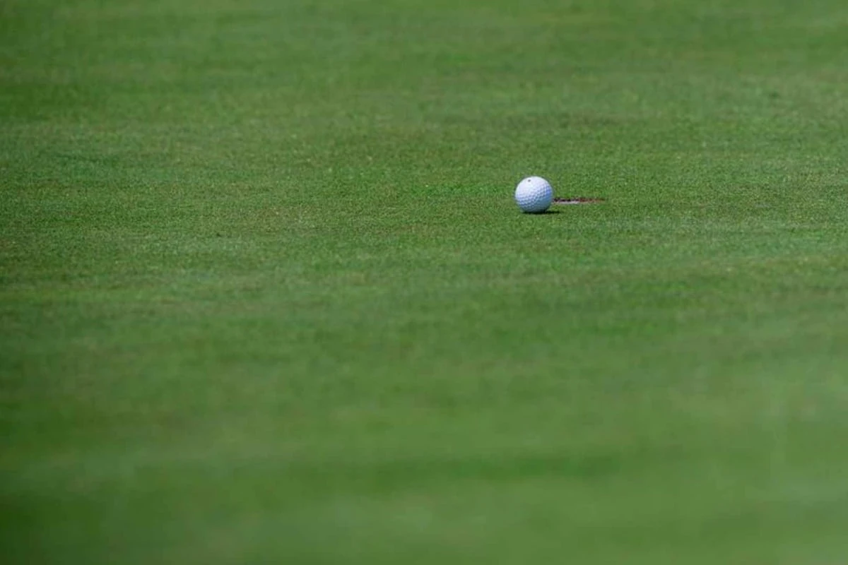 Rätselhafter Todesfall auf Golfplatz: 73-Jährige stürzt in Teich und stirbt