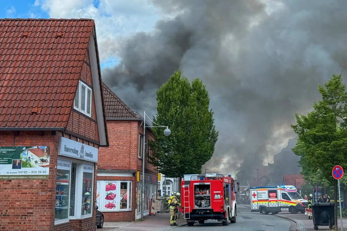 Großeinsatz der Feuerwehr: Explosionen und dichte Rauchwolke