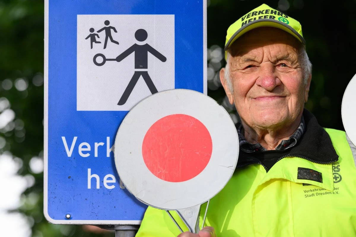 Opa Werner (93) ist Deutschlands ältester Schülerlotse