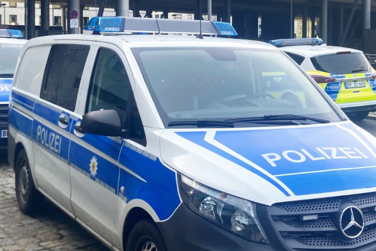 Schüsse auf Lokal in Kreuzberg abgefeuert: Reinigungskraft entdeckt gelöchertes Fenster