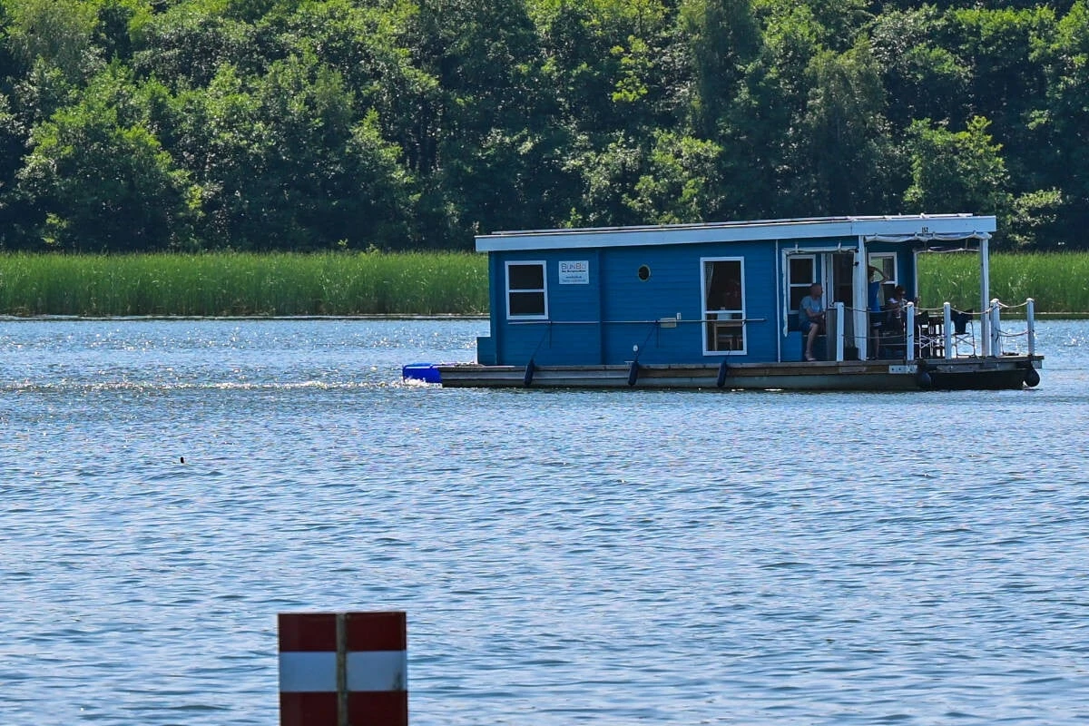 Suff-Fahrer fährt Schlangenlinien und baut Unfälle ... mit seinem Hausboot