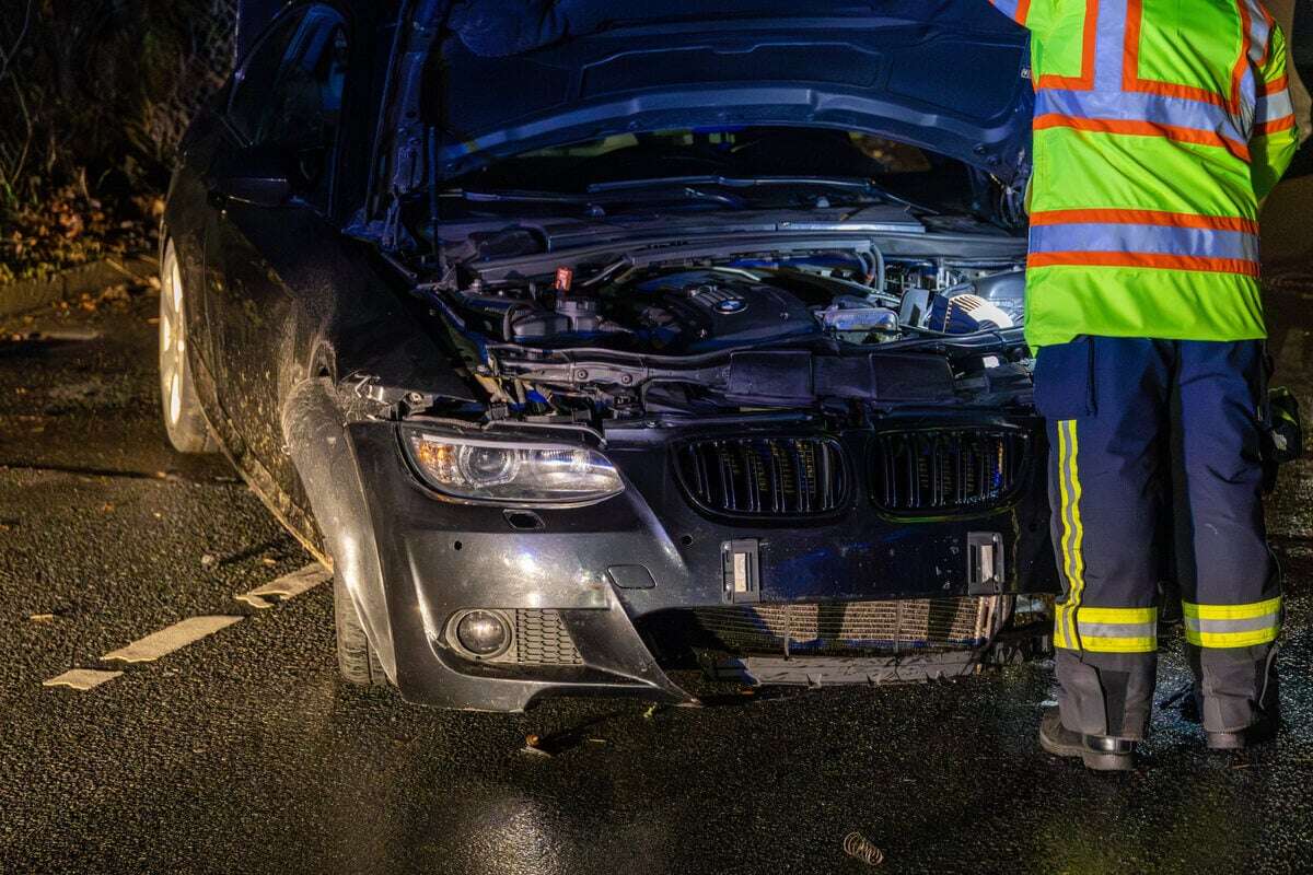 Zu viel Gas: Auto knallt in Zaun