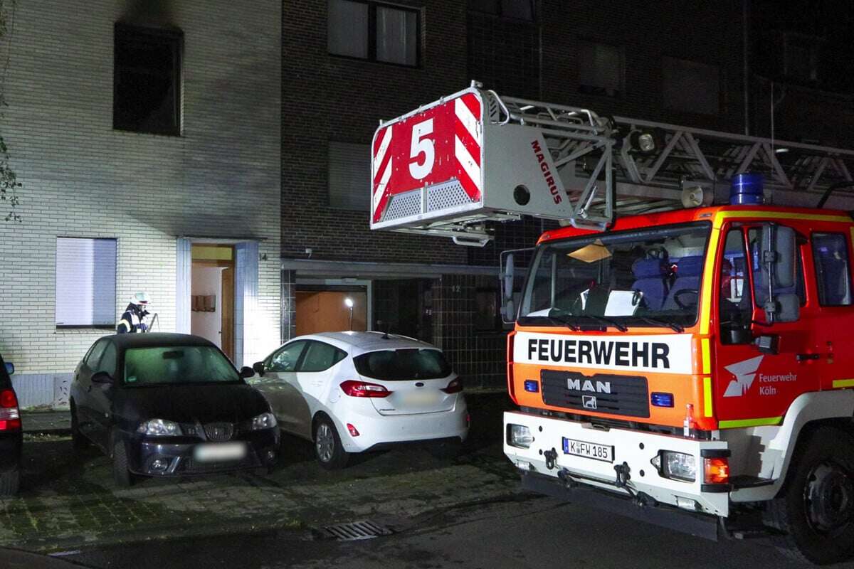 Großeinsatz mitten in der Nacht: Kölner Feuerwehr rettet schwer verletzte Person aus Brandwohnung