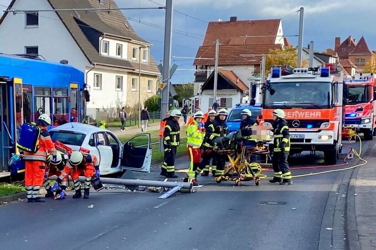 Auto kracht in Kasseler Straßenbahn: Zwei Verletzte zerstörte Ampel