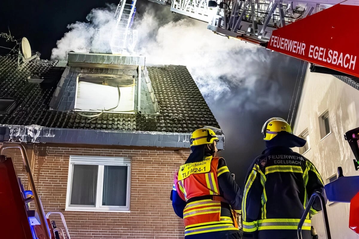 Wohnhaus in Flammen: Feuerwehr hat Probleme bei Löscharbeiten