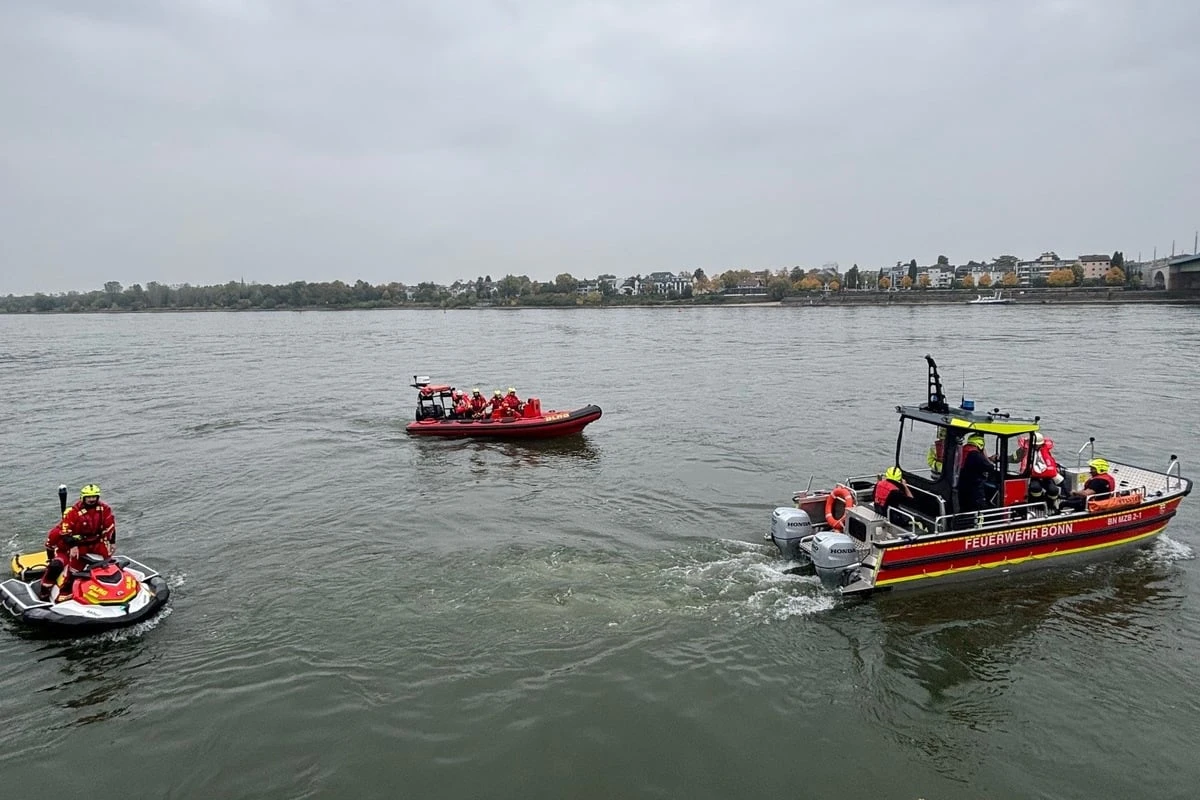 Dramatischer Einsatz auf dem Rhein: Person geht vor Augen von Rettern unter
