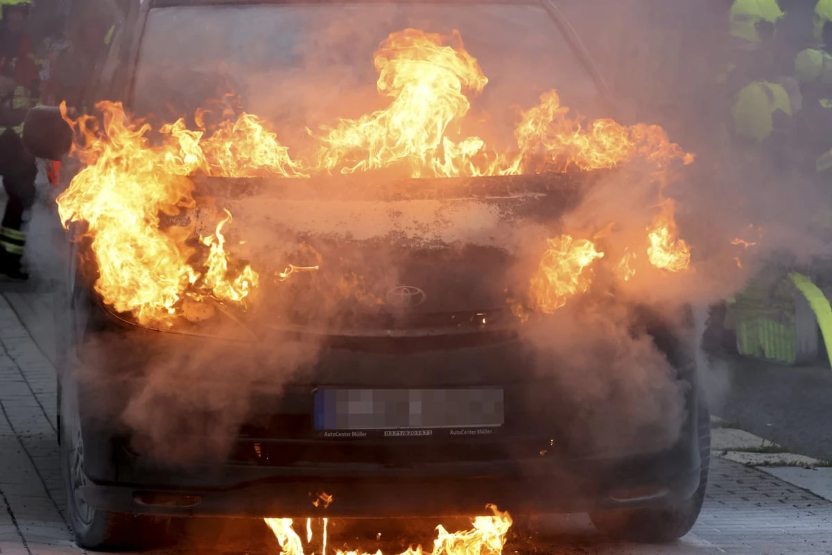 Feueralarm in Chemnitz: Toyota geht plötzlich in Flammen auf