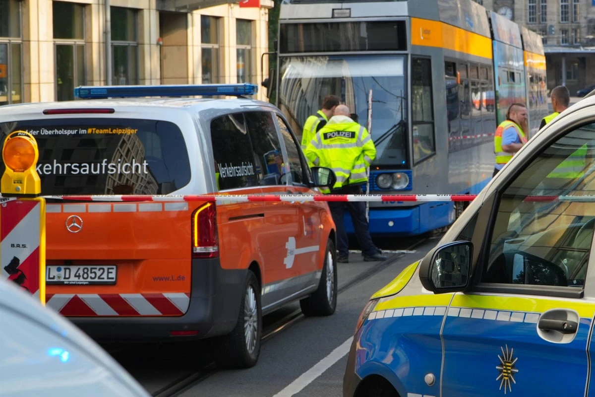 Radfahrerin kracht frontal in Straßenbahn und wird schwer verletzt