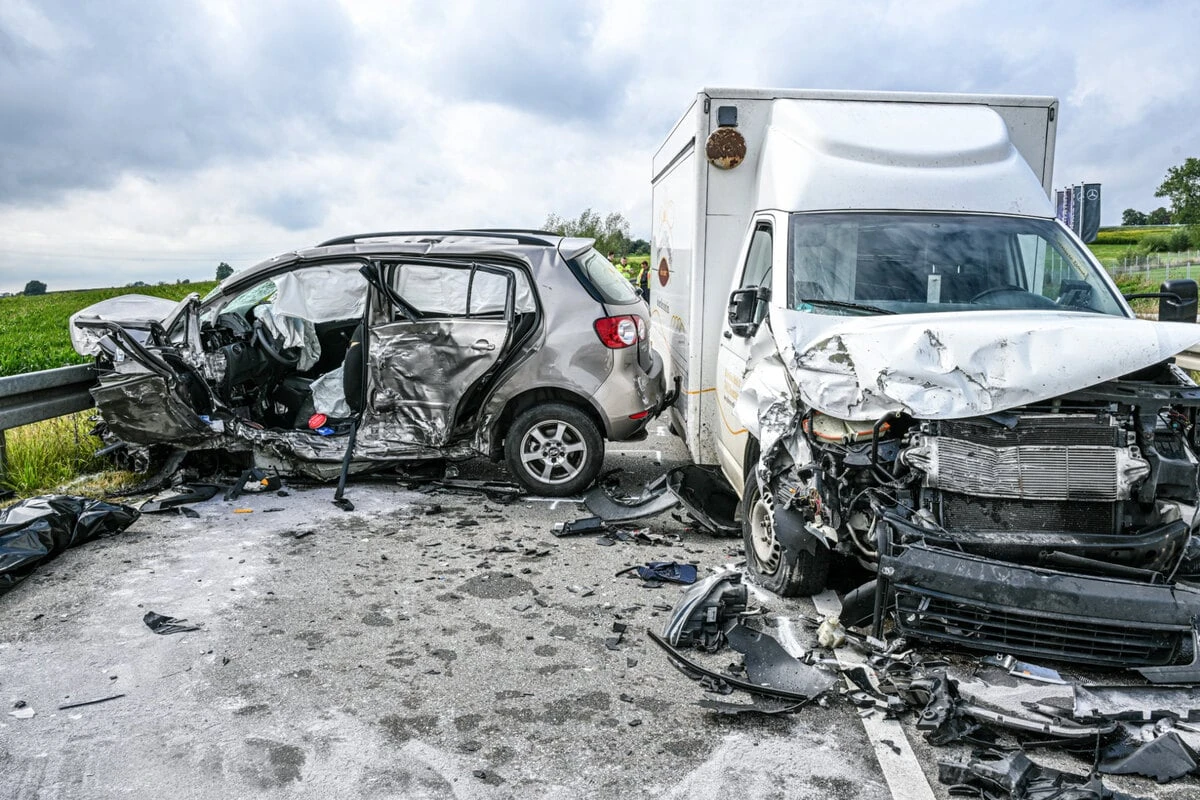 Frontalcrash im Gegenverkehr: Für Mann kommt jede Hilfe zu spät, drei Verletzte