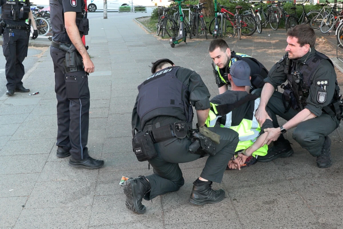 Mann zückt Messer an U-Bahn-Station! Spezialeinheit überwältigt ihn