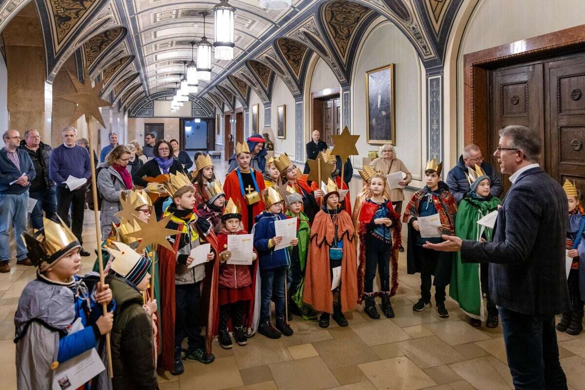 Sternsinger segnen Chemnitzer Rathaus