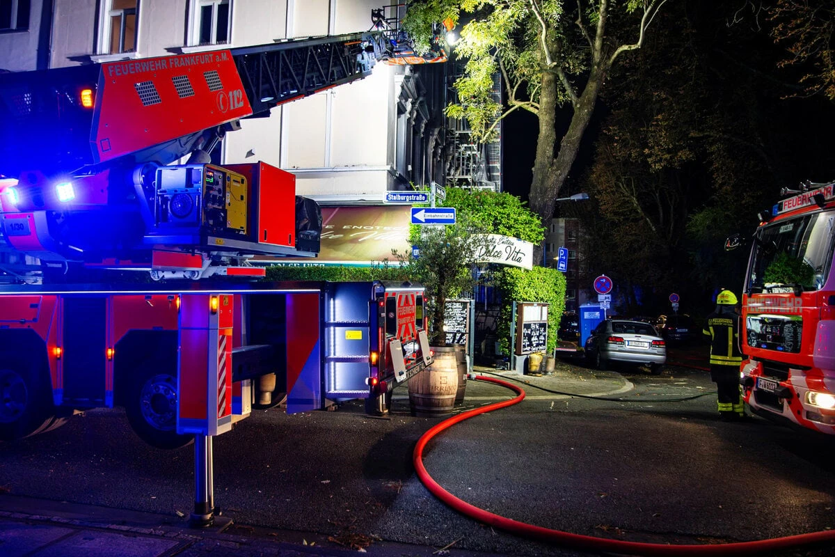 Restaurant in Frankfurt brennt: Flammen greifen auf Wohnung über