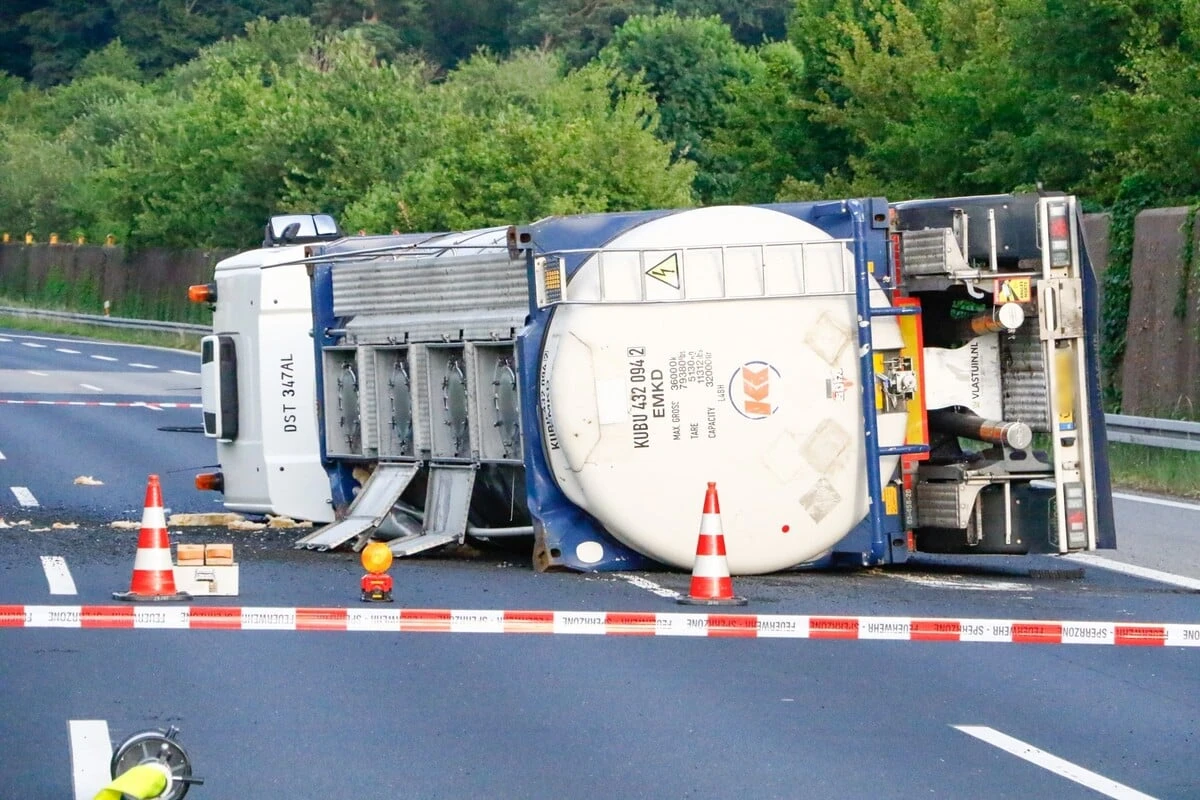 Tanklaster mit 18.000 Litern Chemikalien umgekippt: Autobahn stundenlang gesperrt