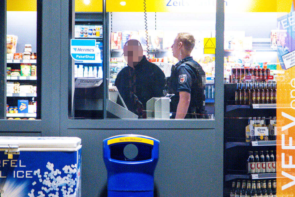 Brutaler Überfall auf Tankstelle: Mitarbeiterin mit Glasflasche auf Kopf geschlagen