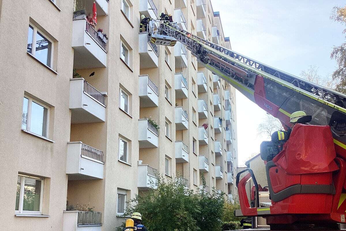 Feuer versperrt Fluchtweg! Familie rettet sich auf Balkon