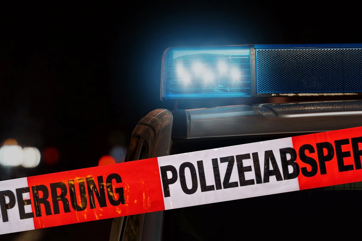 Offen stehendes Tor und Auto: Besorgte Nachbarin geht vom Schlimmsten aus