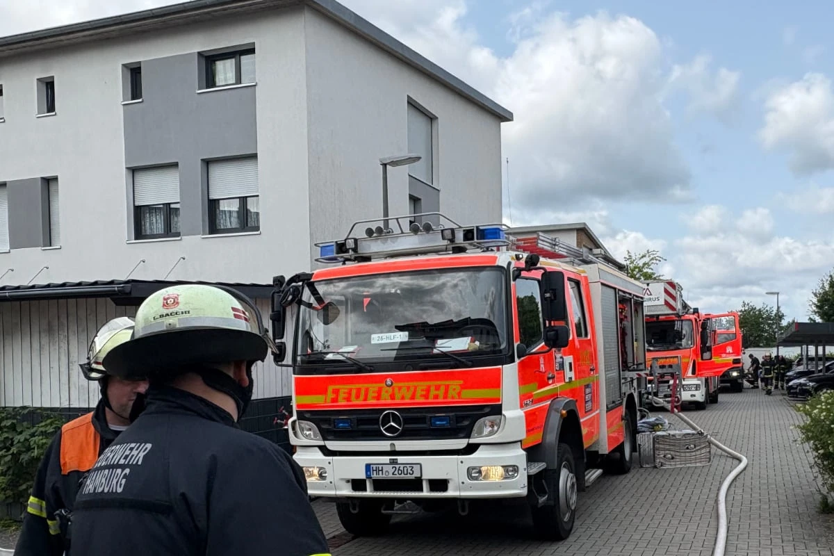 Tisch und Stühle fangen Feuer! Frau rettet sich ins Freie