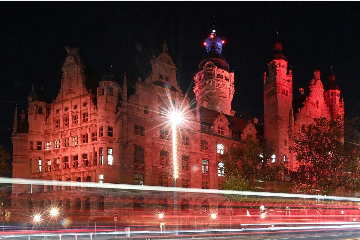 Darum leuchtet der Leipziger Rathausturm in orange!