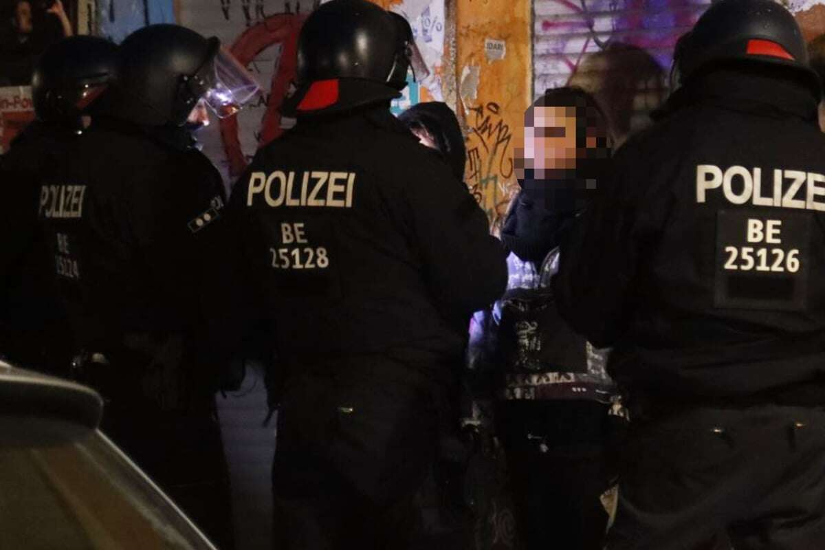 Wieder Ärger an der Rigaer Straße: Polizisten mit Pyrotechnik beschossen