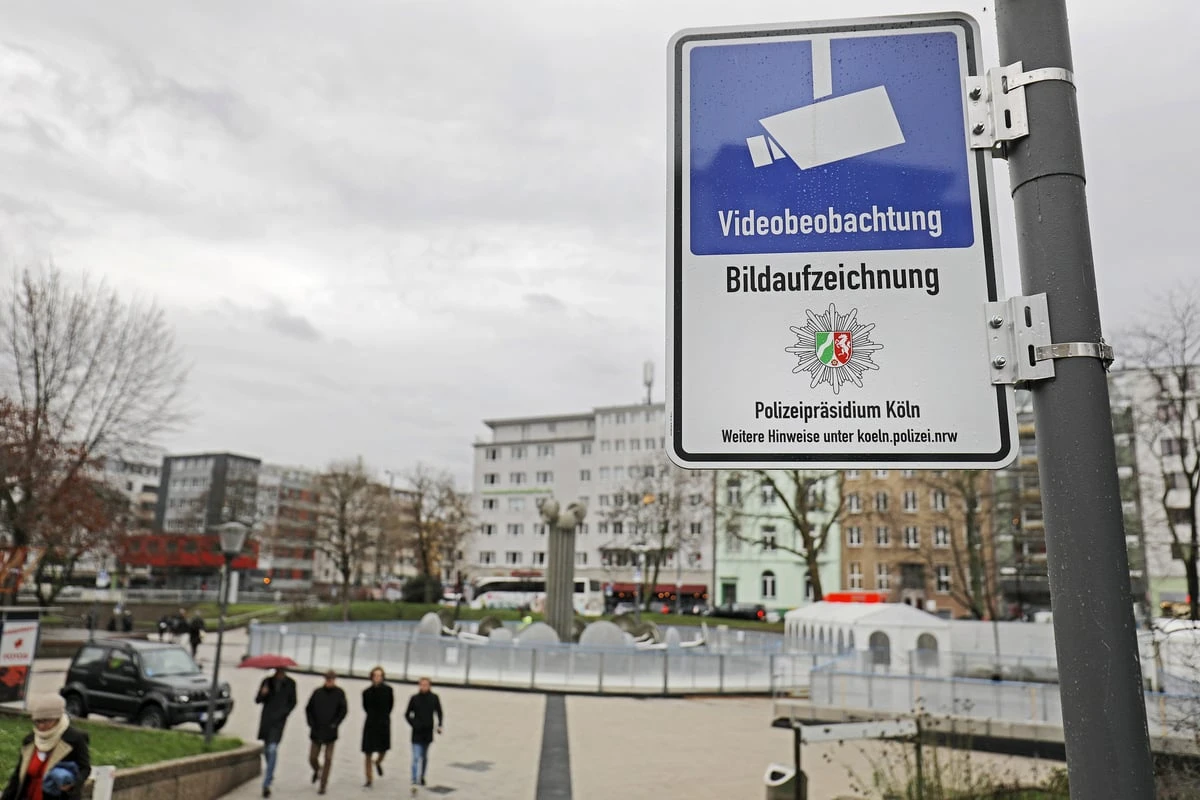 Heranwachsender sticht auf 22-Jährigen ein: Polizei krallt sich Täter am Ebertplatz