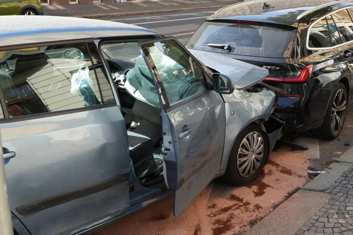 Auto kracht gegen parkenden BMW: Unfall in Leipzig-Gohlis