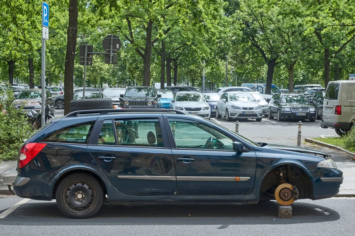 Der hat doch ein Rad ab! Renault bei der Polizei gestrandet